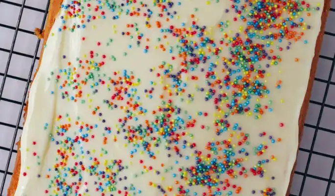 Easy Vanilla Traybake – Soft, Fluffy & Perfect Every Time