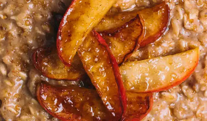 Apple Pie Porridge – Cozy 10-Minute Spiced Breakfast (with Caramelised Apples)